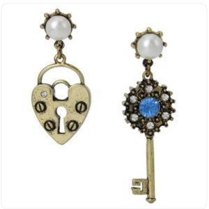 Betsey Johnson " Heart Lock & Key " Mismatch Drop Earrings NEW IN BOX